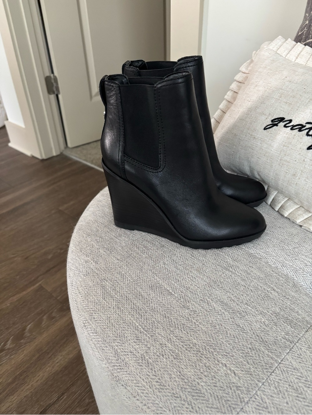 Aldo Black Leather Wedge (4- inch) Ankle Booties stunning!